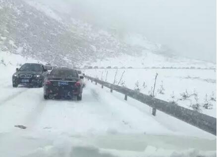 川藏線(xiàn)遭遇強降暴雪(xuě) 部分(fēn)路段及景區(qū)已封閉