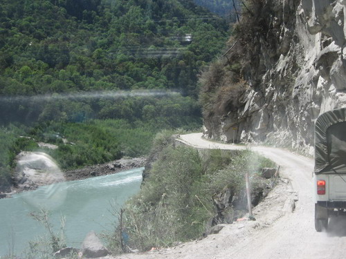 川藏公(gōng)路發生大面積塌方 緻道路中(zhōng)斷 　　